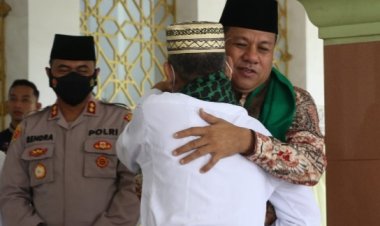 Di Sambut Dengan Pelukan Hangat Plt Bupati Kuansing,  Sebanyak 114 Jemaah Haji Kuansing Tiba Dengan Selamat
