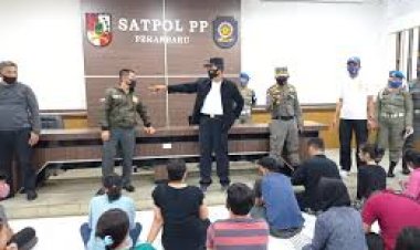Razia Di Dua Hotel Yang Ada Di Pekanbaru,  Satpol PP Mengamankan 14 Pasang Muda - Mudi Ilegal