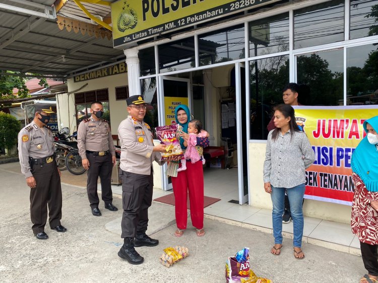 Jumat Barokah, Kolaborasi dengan Polsek Tenayan Raya Wakapolresta Pekanbaru Bagikan Sembako Untuk Warga Kelurahan Melebung Kota Pekanbaru