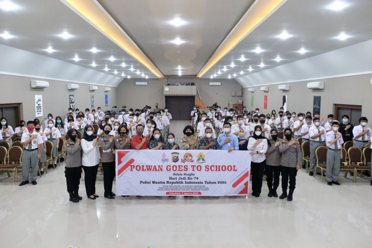 Ajak Siswa Cerdas dan Aman Bermedia Sosial,  Polwan Daerah Riau Goes To School