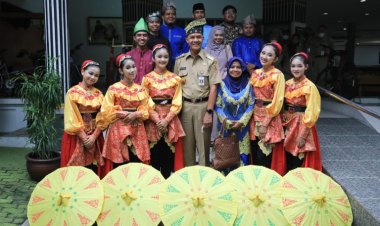 Jadi Tamu Istimewa di Rumah Dinas Gubernur Jawa Tengah, Para Siswi SMP N 1 Mempura Siak Persembahkan Tari Payung
