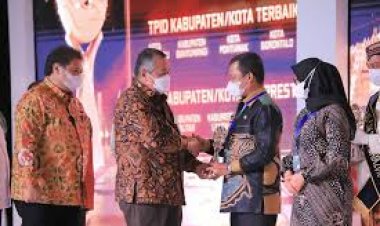 Menjelang Rapat Koordinasi Pemerintah Pusat dan Daerah (Rakorpusda) Di Surabaya,  PJ Walikota Pekanbaru Menerima Penghargaan TPID  Award Terbaik Tahun 2021