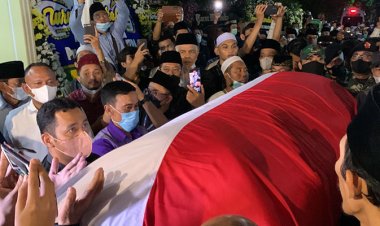 Lantunan Tahlil,  Sambut Haru Jenazah Prof Azra Tiba Dirumah Duka