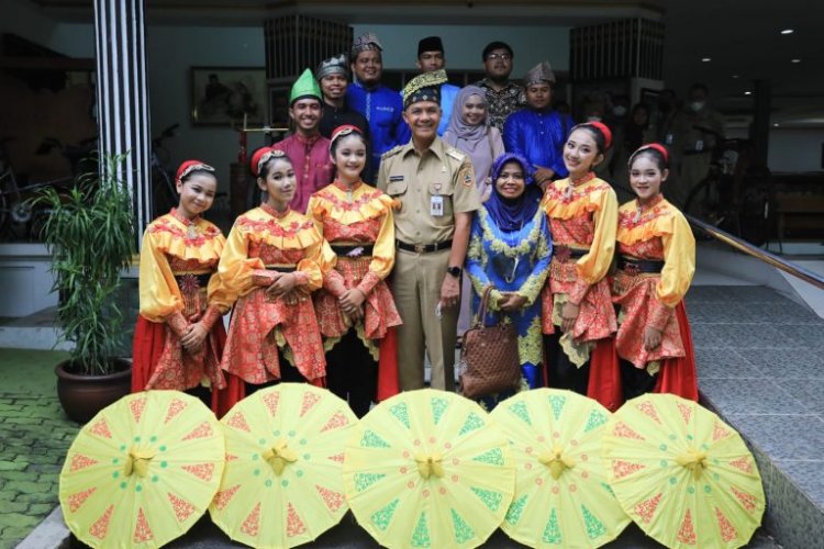 Jadi Tamu Istimewa di Rumah Dinas Gubernur Jawa Tengah, Para Siswi SMP N 1 Mempura Siak Persembahkan Tari Payung