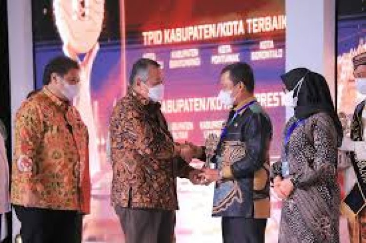 Menjelang Rapat Koordinasi Pemerintah Pusat dan Daerah (Rakorpusda) Di Surabaya,  PJ Walikota Pekanbaru Menerima Penghargaan TPID  Award Terbaik Tahun 2021