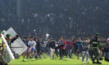 Arema Vs Surabaya Berakhir Ricuh,  Liga 1 Indonesia Dihentikan Sepekan