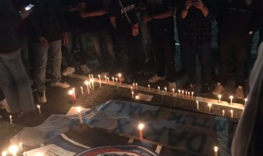 Turut Belasungkawa atas Tragedi Kanjuruhan, Aliansi Supporter Provinsi Riau Nyalakan 1000 Lilin Di Tugu Perjuangan Kota Pekanbaru