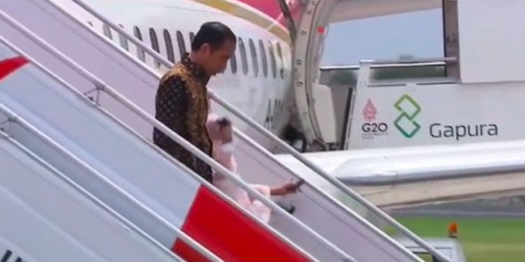 Iriana Jokowidodo jadi sorotan, Usai terpeleset saat turun tangga pesawat hendak menghadiri Kegiatan G20