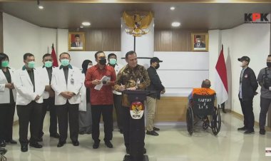Berbalut Baju Tahanan KPK, Lukas Enembe Hadir Saat Konferensi Pers KPK Di RS PAD