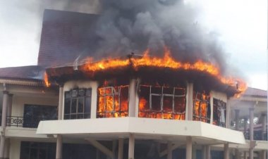 Breaking News ! Gedung DPRD Kabupaten Inhu Mengalami Kebakaran