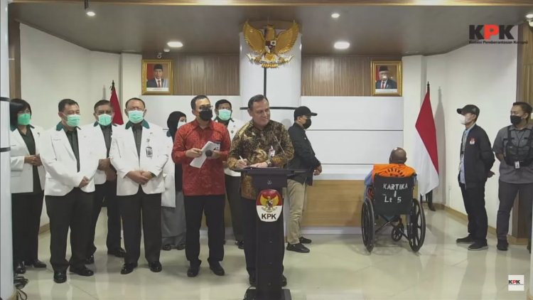 Berbalut Baju Tahanan KPK, Lukas Enembe Hadir Saat Konferensi Pers KPK Di RS PAD