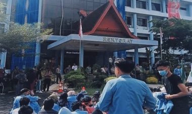 Pelantikan Wakil Rektorat Ada Penolakan, Aksi Mahasiswa UNRI Berujung Pecah Kaca Gedung Rektor