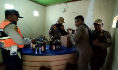Jelang Bulan Ramadan, Satpol PP Batang Sita Sebanyak 60 Botol Miras di Gunung Tugel