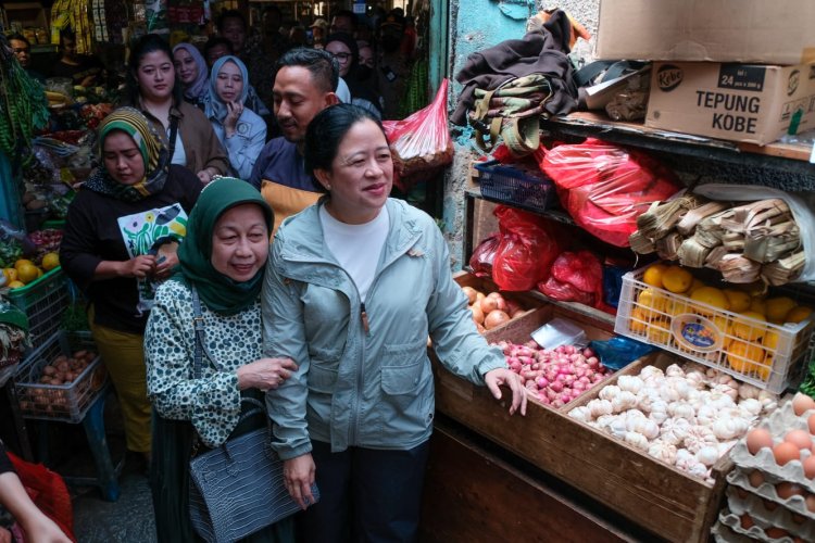 Tinjau Pasar Cihapit, Puan Minta Pemerintah Siapkan Instrumen Stabilkan Harga Jelang Ramadan