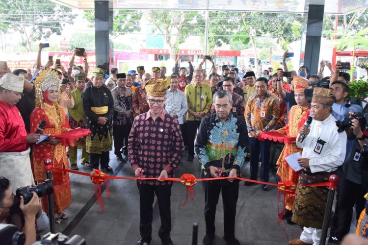 Gubernur Riau Dan Dewan Komisioner OJK Gunting Pita Resmikan Gedung ...