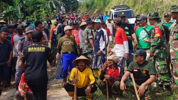 300 Warga Desa Sembung dan Desa Ketangan Batang Gelar Karya Bakti Bareng TNI