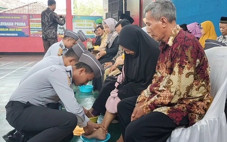 'Basuh Kaki Ibu' ASN, Lapas Batang 'Banjir' Air Mata