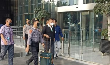 Tiba di KPK, Ini Penampakannya Bupati Meranti