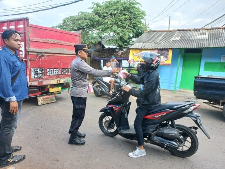 Berkah Ramadan, Polsek Tulis Berbagi Takjil ke Masyarakat