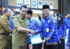Serahkan SK PNS dan Lantik Pejabat Fungsional, Pj Walikota Pekanbaru Minta Gunakan Ilmu Untuk Bangun Negeri