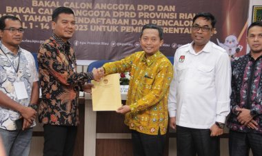 Resmi Daftar sebagai Calon DPD RI, Pengantaran Berkas Arif Eka Saputra dikawal oleh kalangan Milenial dan Pelaku UMKM