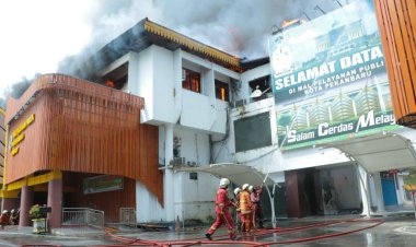 Pj Wali Kota Pekanbaru Tinjau Langsung Proses Pemadaman Kebakaran Yang Terjadi di MPP