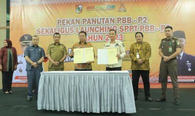 Pj Wali Kota Serahkan SPPT kepada 15 Kecamatan dan Beri Penghargaan kepada Pembayar PBB Tertinggi