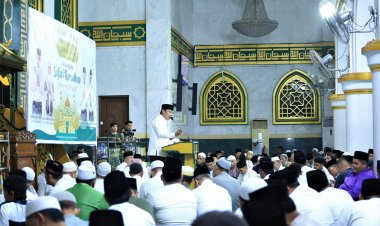 Pj Wali Kota Sapa Masyarakat Dalam Safari Ramadan Perdana ke Masjid Raya Senapelan