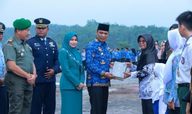 Hardiknas, Pj WaliKota Pekanbaru Terima Buku Gurindam Kalbu Se-ASEAN Karya dari 9 Guru Terbaik