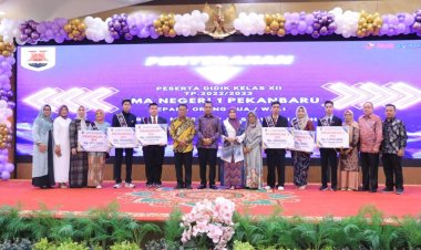 Menghadiri Perpisahan Siswa SMA Negeri 1 Pekanbaru, Pj WaliKota  Berpesan Agar Terus Disiplin
