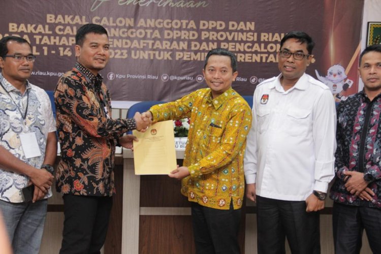 Resmi Daftar sebagai Calon DPD RI, Pengantaran Berkas Arif Eka Saputra dikawal oleh kalangan Milenial dan Pelaku UMKM