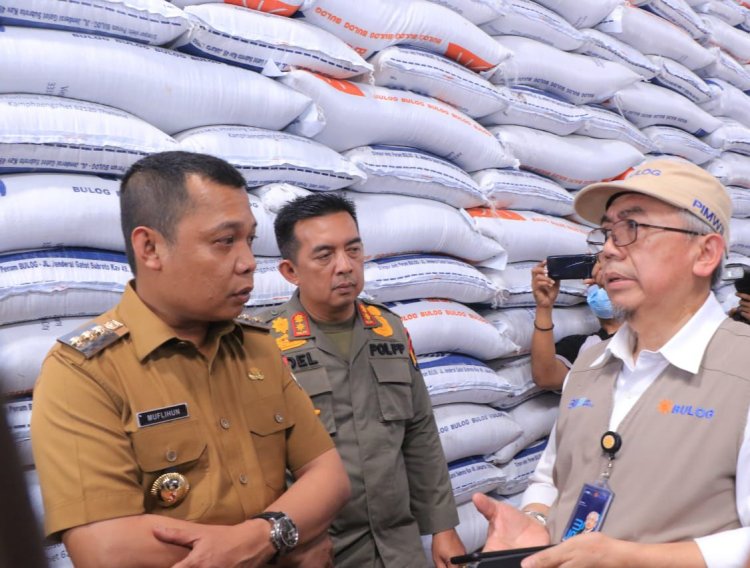 Pj Wali Kota Cek Stok Beras di Gudang Bulog Jelang Ramadan