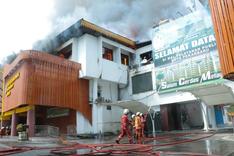 Pj Wali Kota Pekanbaru Tinjau Langsung Proses Pemadaman Kebakaran Yang Terjadi di MPP