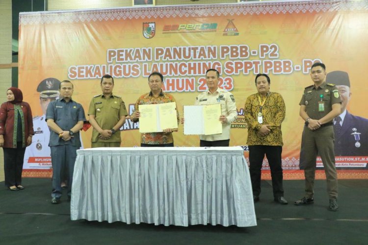 Pj Wali Kota Serahkan SPPT kepada 15 Kecamatan dan Beri Penghargaan kepada Pembayar PBB Tertinggi