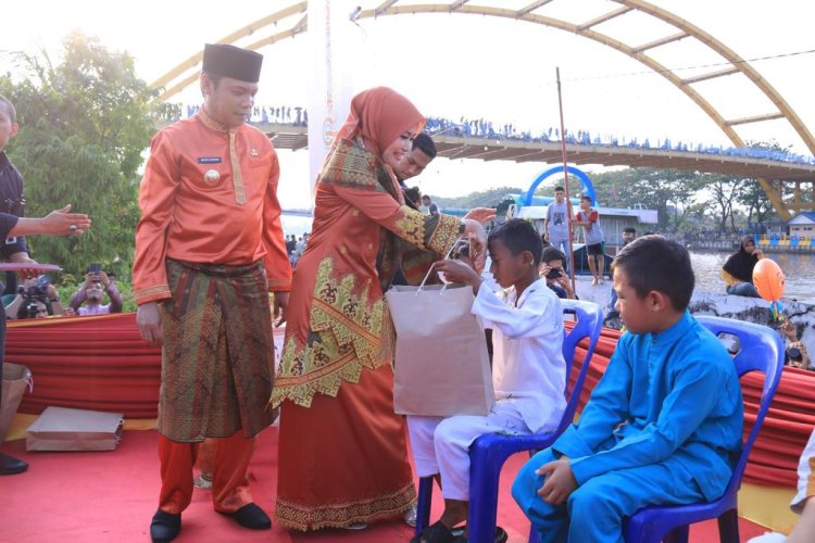 Pj Wali Kota Pekanbaru Mandikan Anak Yatim dengan Air Limau saat Melaksanakan Moment Petang Belimau