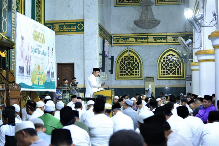 Pj Wali Kota Sapa Masyarakat Dalam Safari Ramadan Perdana ke Masjid Raya Senapelan