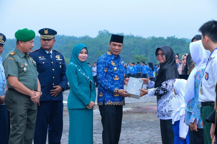 Hardiknas, Pj WaliKota Pekanbaru Terima Buku Gurindam Kalbu Se-ASEAN Karya dari 9 Guru Terbaik