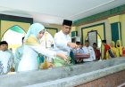 Pj Walikota Pekanbaru Didampingi Istri Ziarah ke Makam Marhum Pekan
