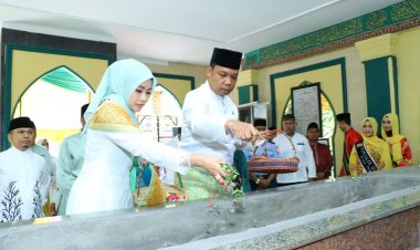 Pj Walikota Pekanbaru Didampingi Istri Ziarah ke Makam Marhum Pekan