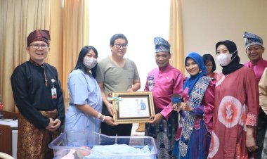 Pj Wali Kota Beri Kejutan kepada Warga yang Melahirkan Pada Momen HUT Pekanbaru ke 239