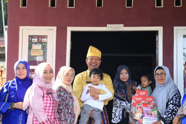 Sekda Salurkan Bantuan Tahap Dua Kepada Tiga Anak Asuh Stunting