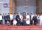 Salat di Kecamatan Bukit Raya, Pj Walikota Pekanbaru Ingatkan Keharmonisan di Momen Idul Adha 1444 H