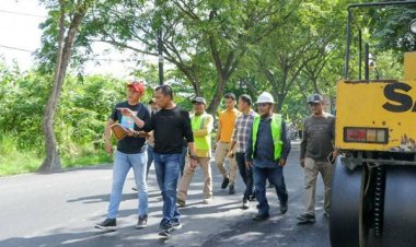 Dampingi PJ Walikota, Plt Dinas PUPR Pekanbaru Tinjau Proses Overlay Jalan Parit Indah