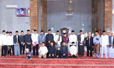 Salat di Kecamatan Bukit Raya, Pj Walikota Pekanbaru Ingatkan Keharmonisan di Momen Idul Adha 1444 H