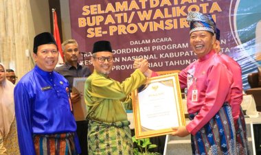 Pj Walikota Pekanbaru Terima Penghargaan UHC dari Gubernur Provinsi Riau