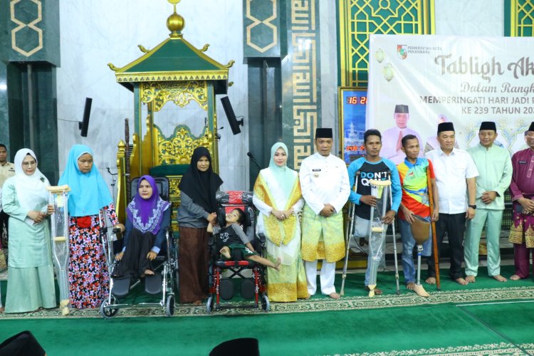 Peduli Penyandang Disabilitas, Pj Walikota Bersama Dinsos Kota Pekanbaru Serahkan Bantuan