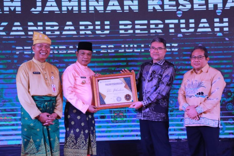 Pemko Pekanbaru Dapat Piagam Penghargaan dari BPJS Kesehatan Atas Capaian Program UHC