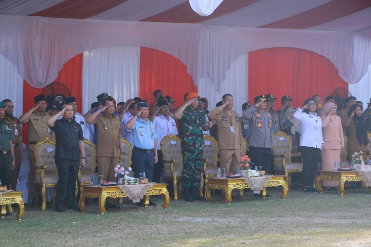 Pj Wali Kota Pekanbaru Saksikan Pengibaran Bendera Merah Putih Raksasa di Menara Pemancar RRI