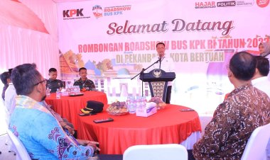 Sekda Kota Pekanbaru Sambut Tim Roadshow Bus KPK di Perbatasan Pelalawan