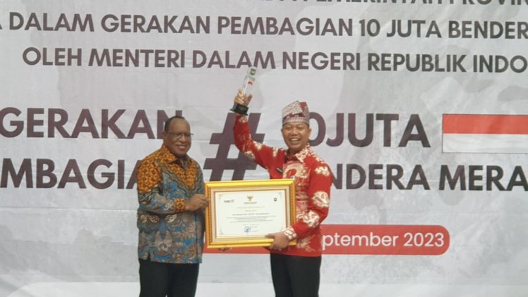 Sukseskan Pembagian 10 Juta Bendera, Pemko Pekanbaru Terima Penghargaan dari Kemendagri